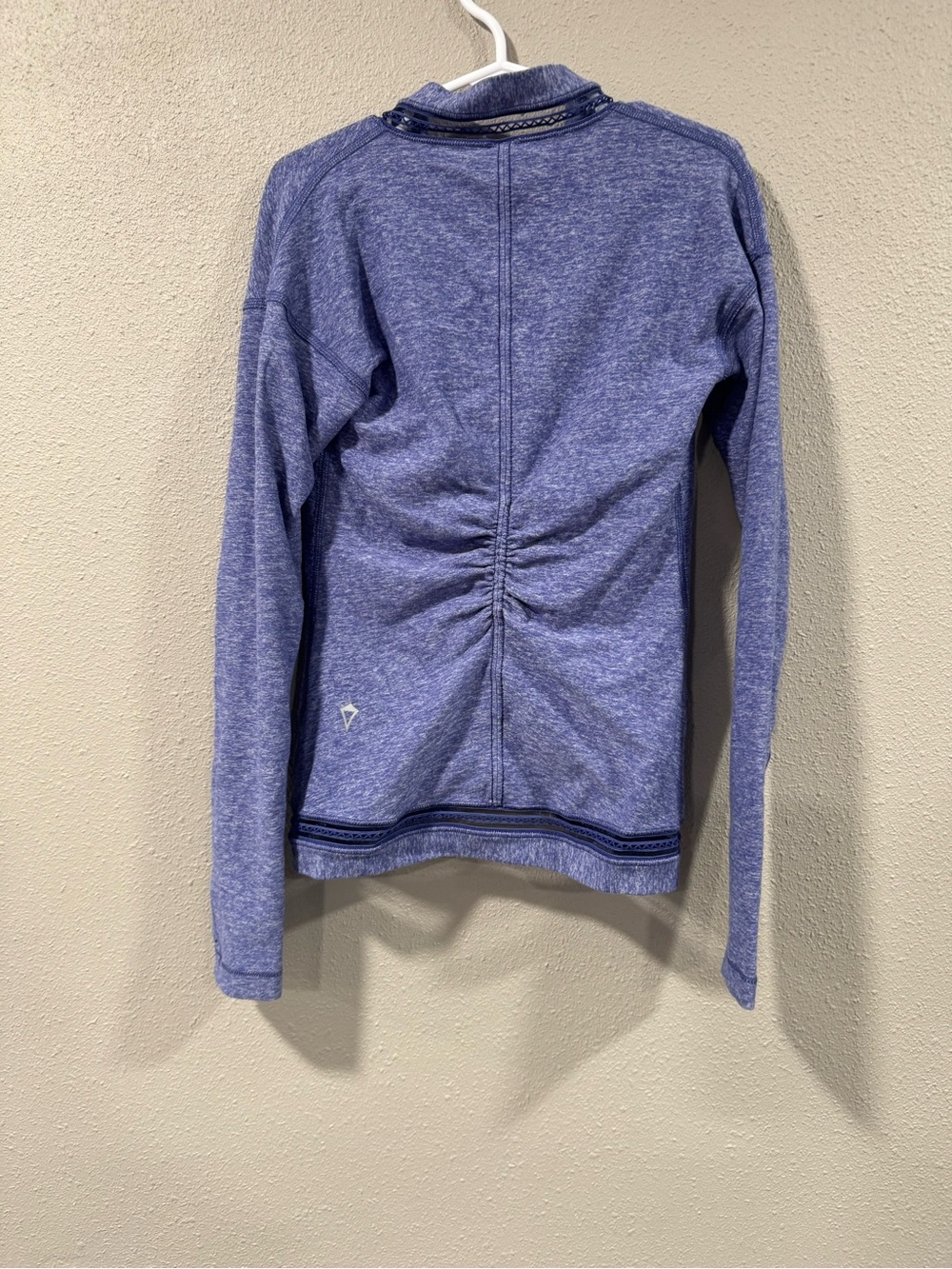 Ivivia Girls Lululemon Own the move twist top - Picture 6 of 6
